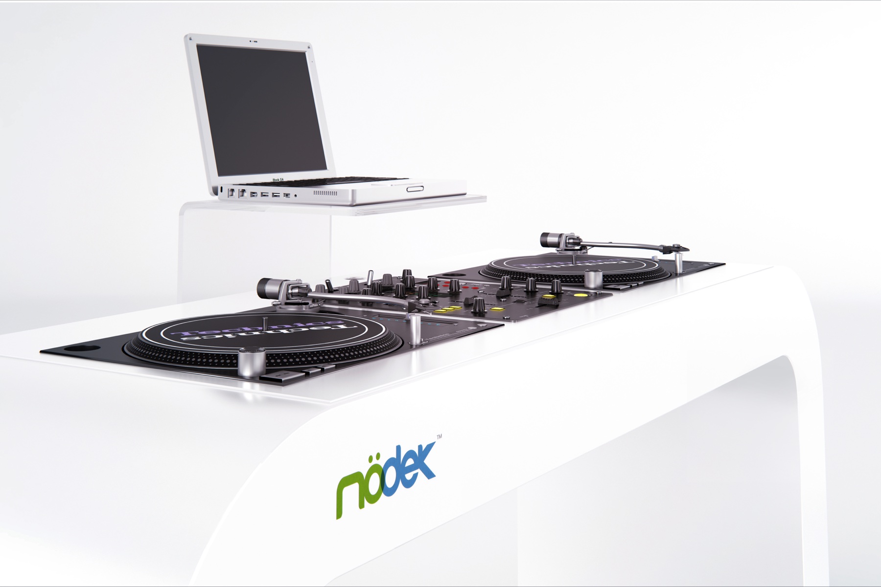 Primer plano de los platos y la mesa de mezclas cajeados a medida en la superficie de la cabina MÖDEK EVOLUTION PRO, con soporte de portátil y logotipo